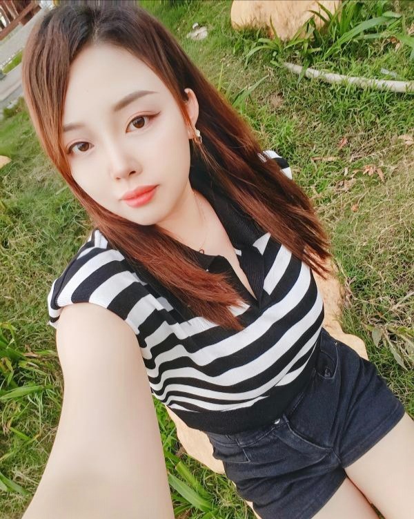 宜昌 大胸气质小美女