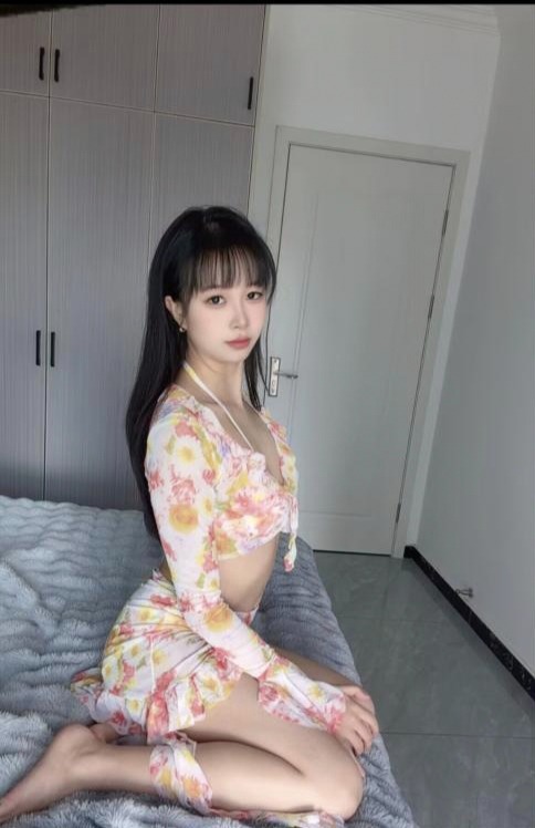 杭州 如果你想得到乖巧、甜蜜和温馨的恋人式体验，茉莉蜜茶人如其名，绝对是你的最佳选择，在众多老师中挑选她授课，最打动我的是舌吻管饱。作为一头老牛、大胸、舌吻，绝对是我的最爱。她眉清目秀、温柔甜美，微笑中带点羞涩，热情中透着体贴。我在沙发上抱着她苗条的身子，看着她如花瓣一样娇嫩的红唇，忍不住亲了上去，那滋味用甜蜜芬芳不足以形容。等老师调好水温，我进到浴室，抱着她赤裸溜滑的身体时，我那不争气的小弟弟已经昂首挺胸，蓄势待发。老师耐心地把我清洗干净，然后从上舔到下，开始了水中箫，那柔软湿滑的石头灵活而温暖，让我浑身舒畅，忍不住呻吟。这绝对是迄今为止我最满意的一次出击